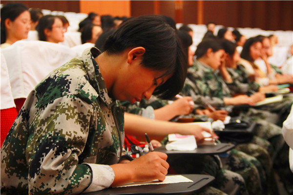 世界杯官网党委副书记刘晓兵为新生做入学教育报告会
