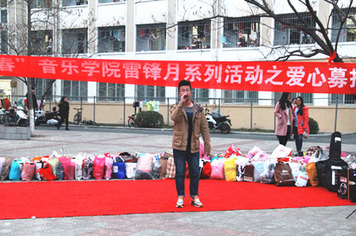 世界杯官网志愿者爱心义演关爱信阳贫困群体