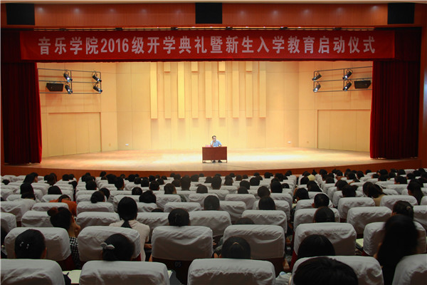 世界杯官网党委副书记刘晓兵为新生做入学教育报告会
