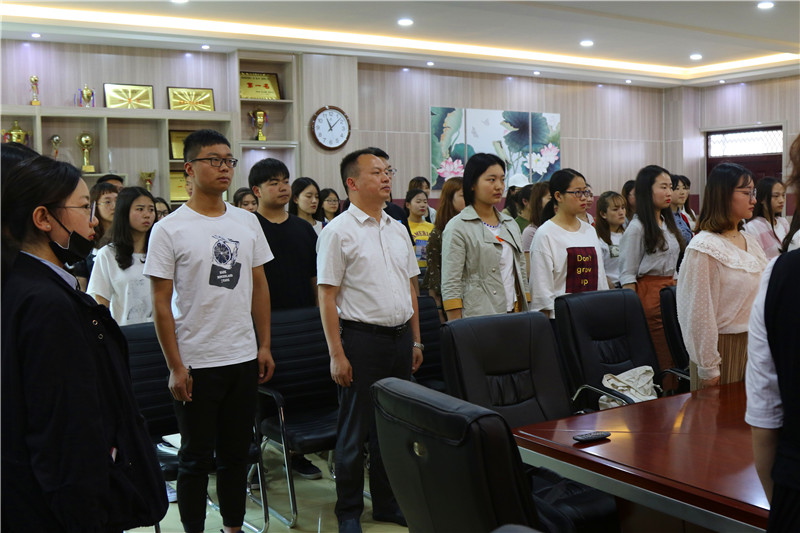 世界杯官网师生观看纪念马克思诞辰200周年大会