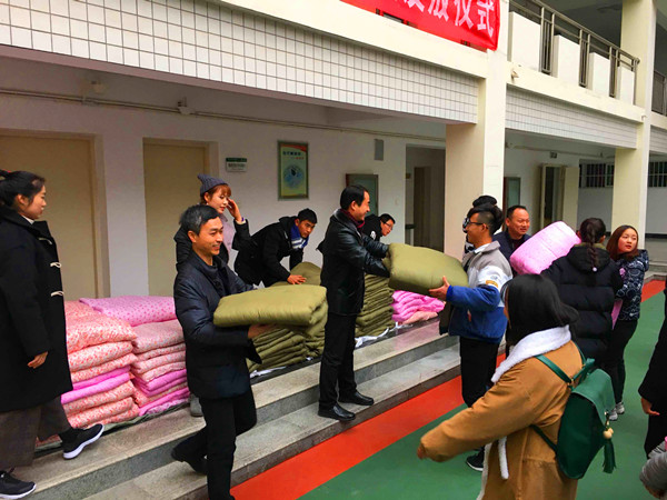 世界杯官网为学生发放爱心棉被
