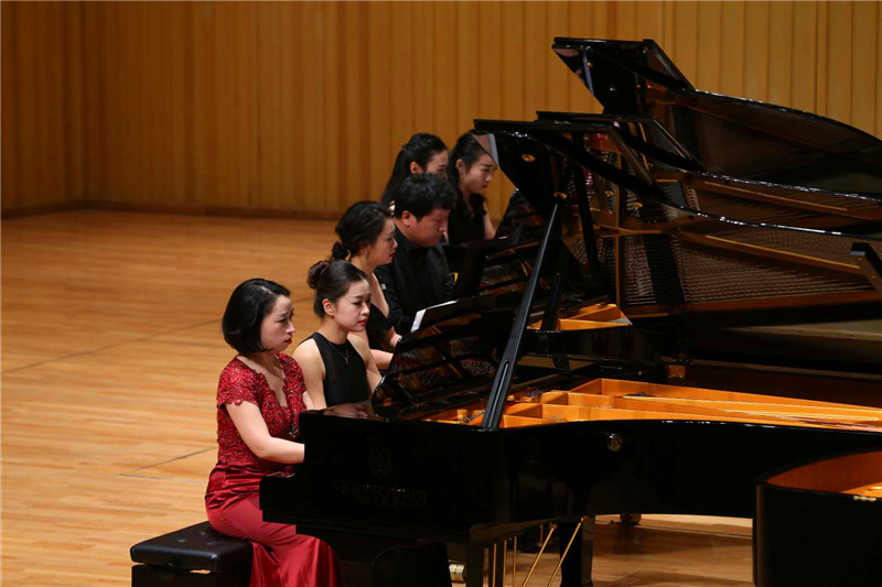 世界杯官网钢琴师生参演珠江凯撒堡之夜”中国钢琴作品大型音乐会