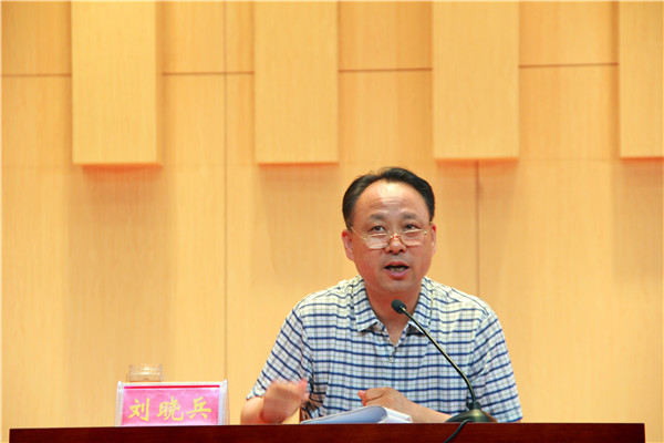 世界杯官网党委副书记刘晓兵为新生做入学教育报告会