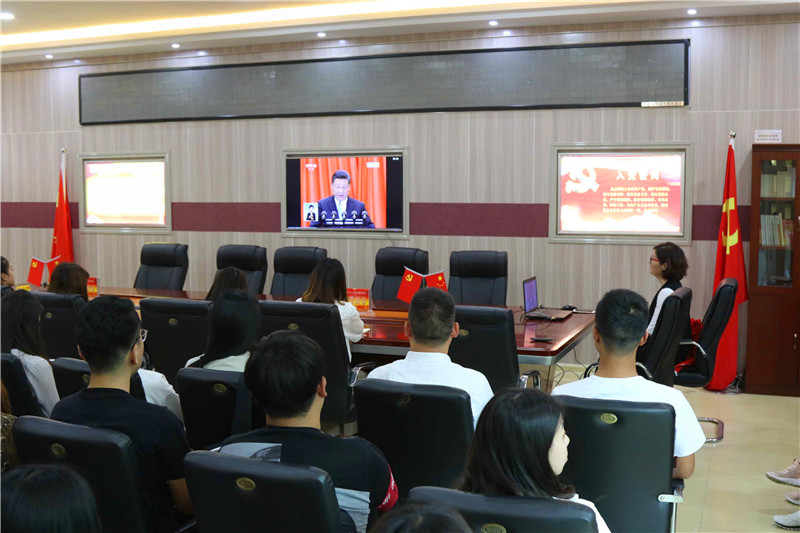 世界杯官网师生观看纪念马克思诞辰200周年大会