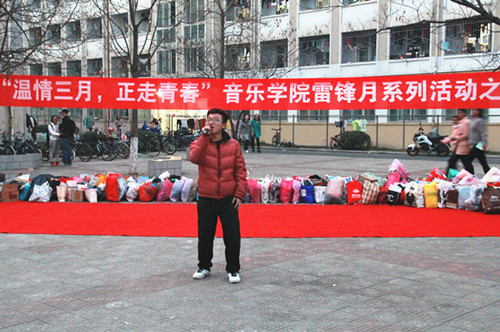 世界杯官网志愿者爱心义演关爱信阳贫困群体
