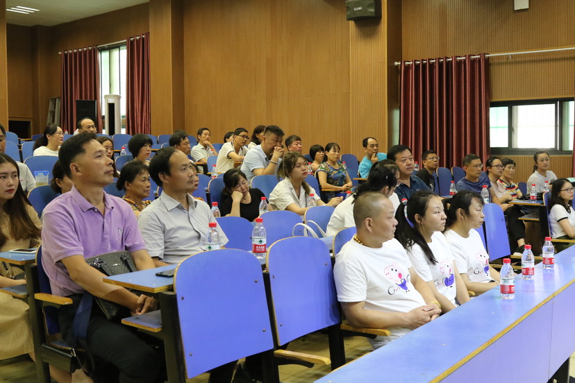 世界杯官网召开2018级新生家长见面会