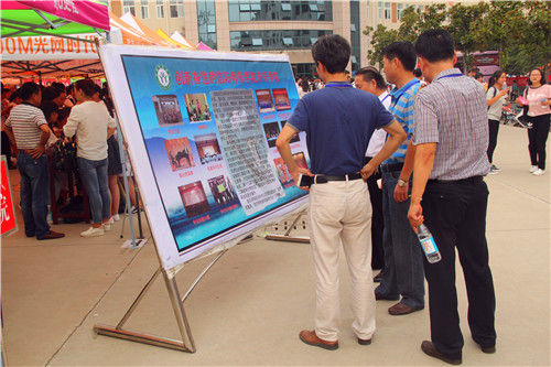 世界杯官网领导现场视察新生入学工作
