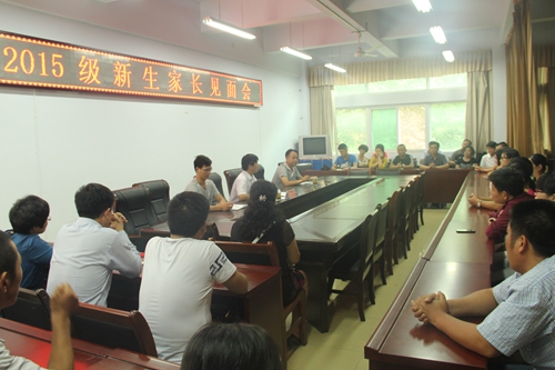 世界杯官网召开2015级新生家长见面会